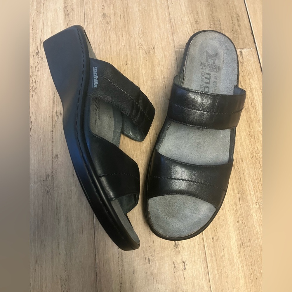 Mephisto leather women’s two strap black slide sandals. Size 10.5